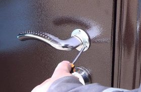 Замена дверной ручки металлической двери в Пензе