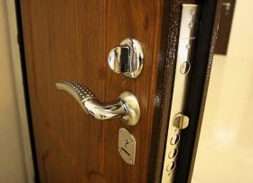 Замена входной двери в квартире в Пензе