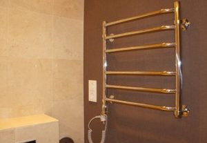 Установка электрического полотенцесушителя в ванной в Пензе